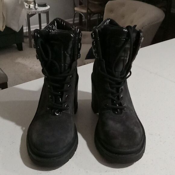 Marc Fisher Velima lace up bootie. Gray suede with puffy collar. Size 6 NWT - Picture 3 of 5